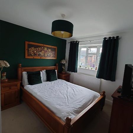 Lovely Rooms In A Quiet Place Of Woking Esterno foto