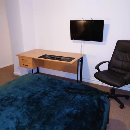 Lovely Rooms In A Quiet Place Of Woking Esterno foto