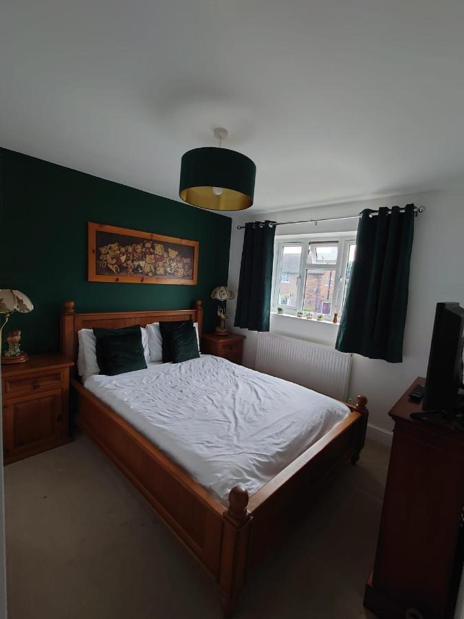 Lovely Rooms In A Quiet Place Of Woking Esterno foto