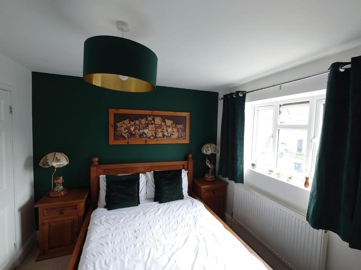 Lovely Rooms In A Quiet Place Of Woking Esterno foto