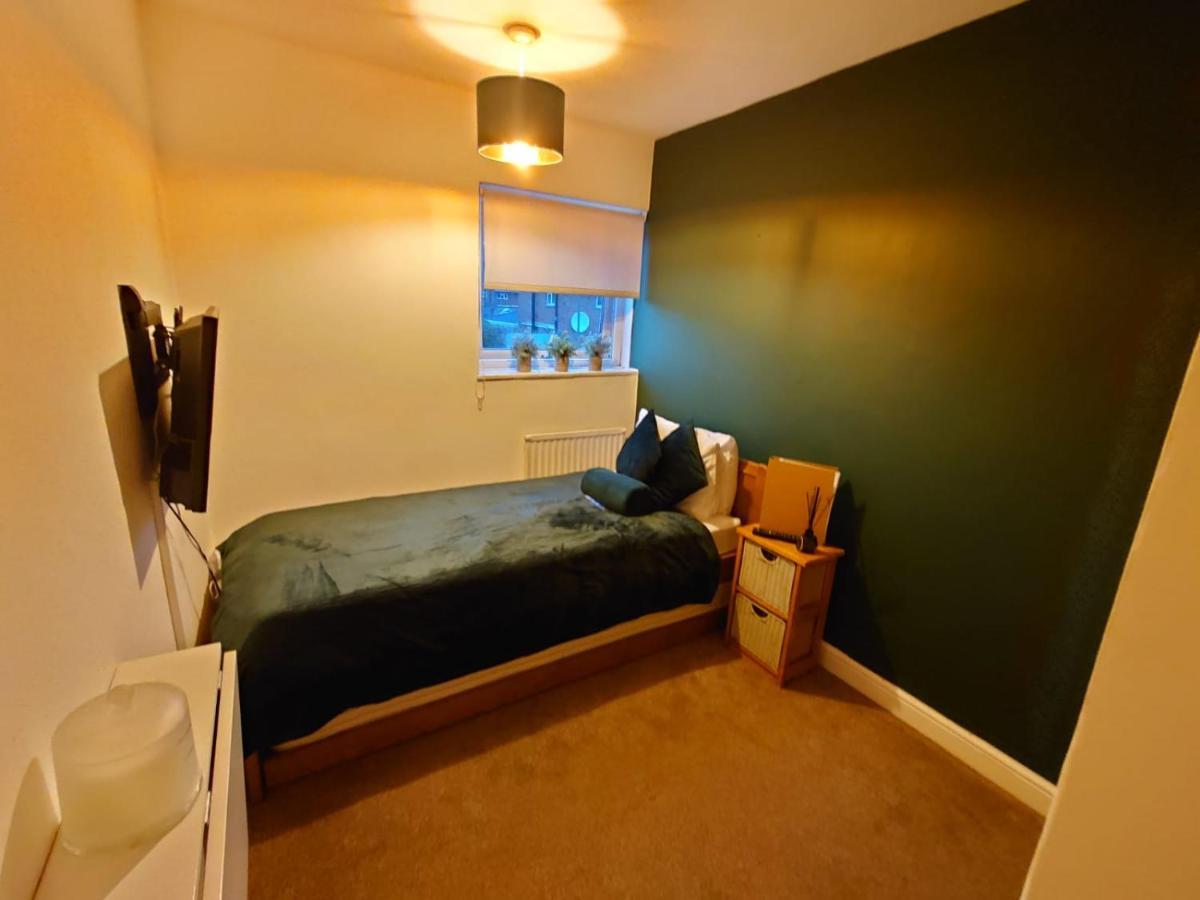 Lovely Rooms In A Quiet Place Of Woking Esterno foto