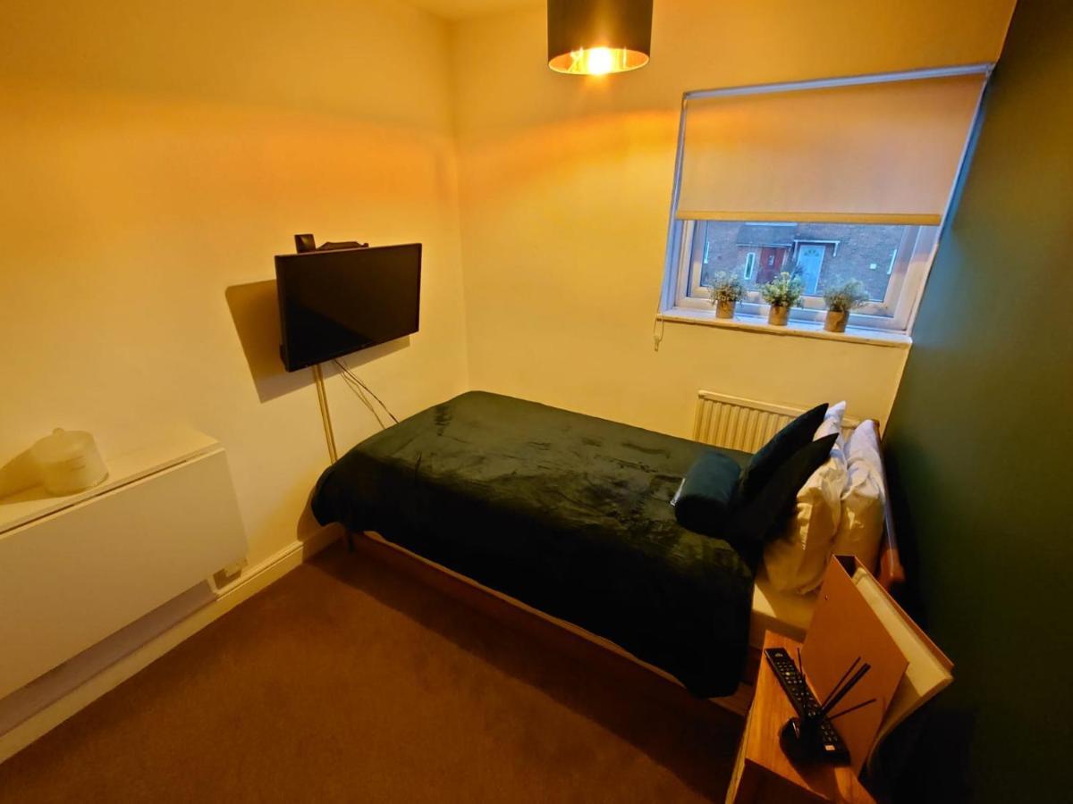 Lovely Rooms In A Quiet Place Of Woking Esterno foto