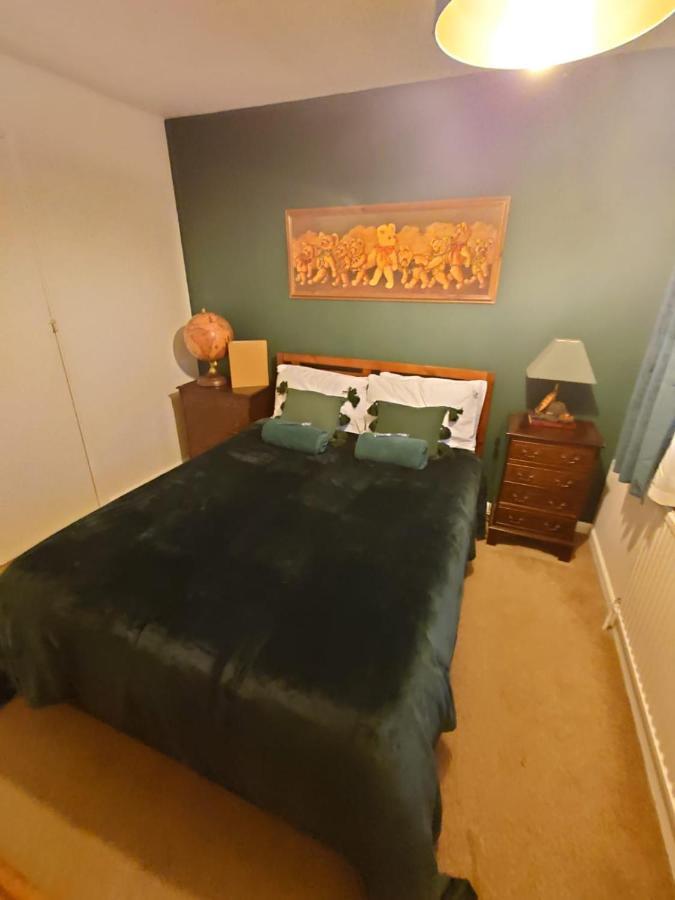 Lovely Rooms In A Quiet Place Of Woking Esterno foto
