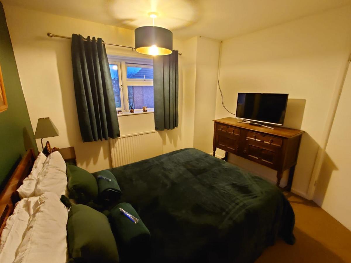 Lovely Rooms In A Quiet Place Of Woking Esterno foto