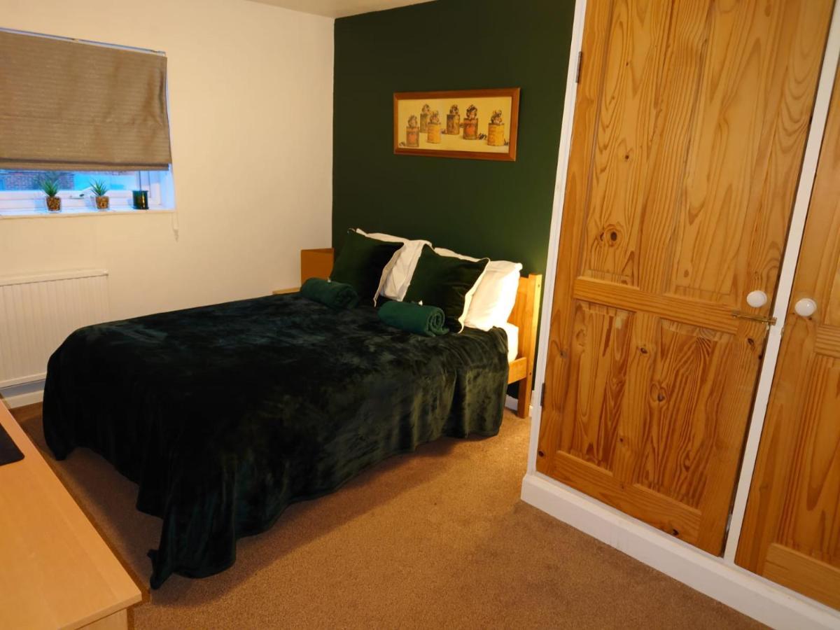 Lovely Rooms In A Quiet Place Of Woking Esterno foto