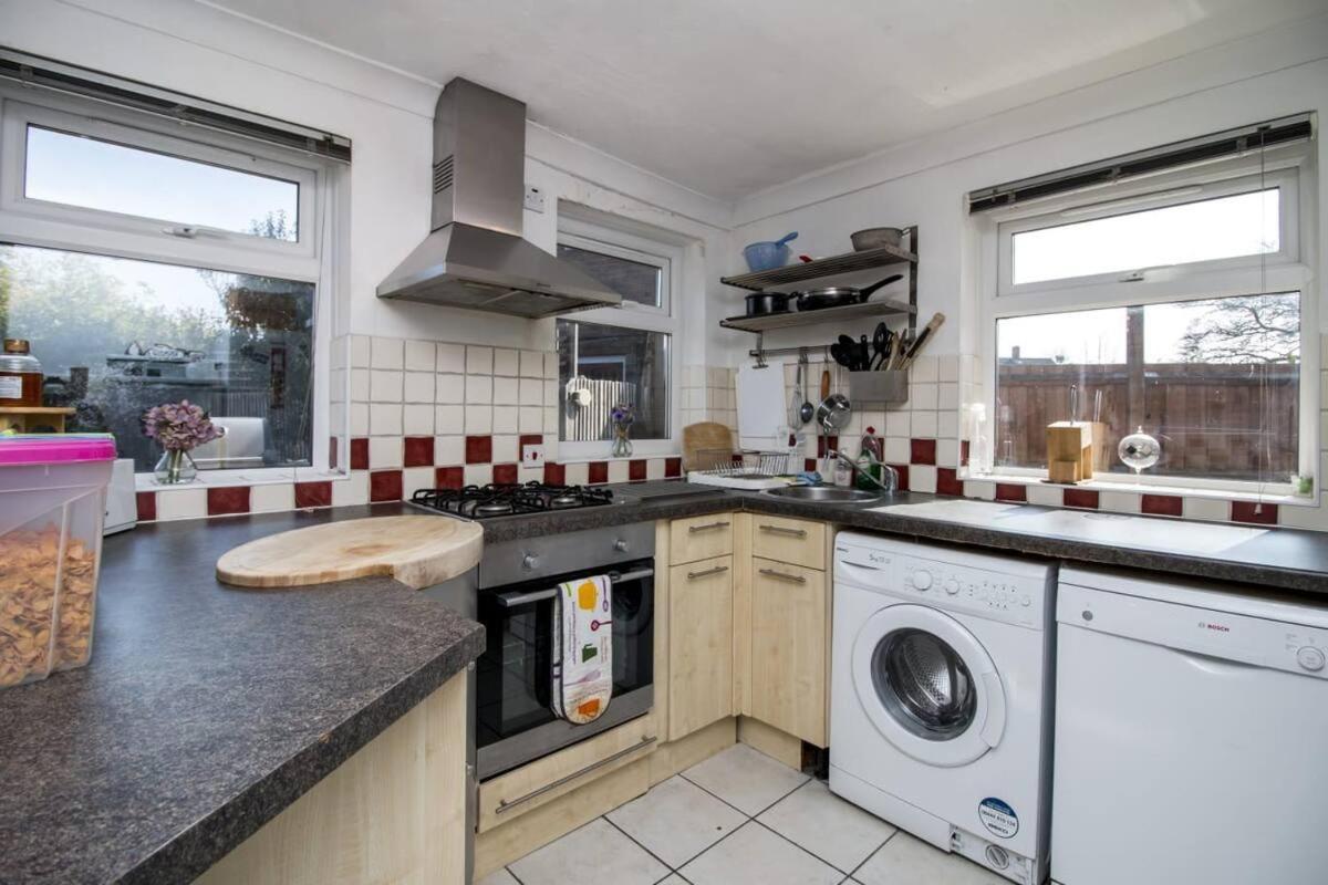 Lovely Rooms In A Quiet Place Of Woking Esterno foto