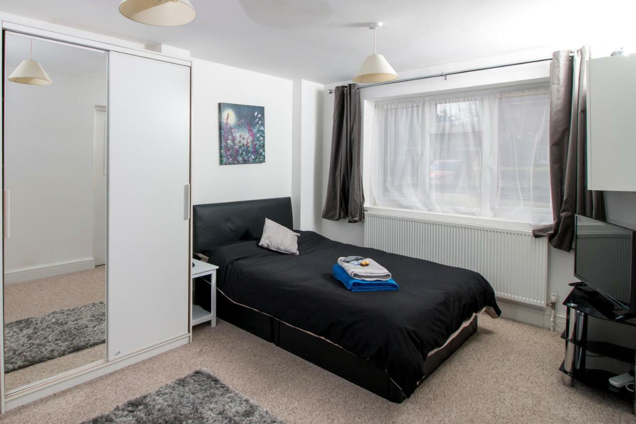 Lovely Rooms In A Quiet Place Of Woking Esterno foto