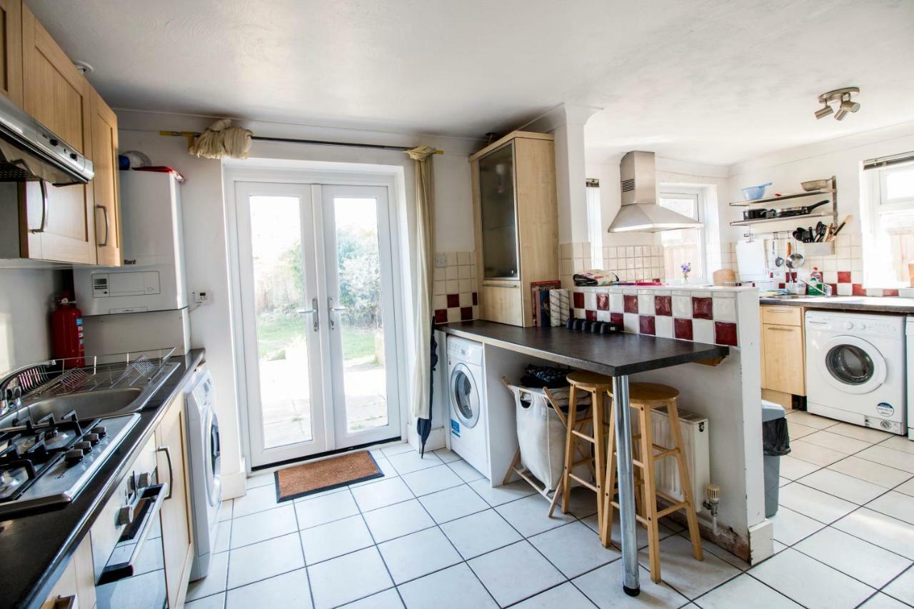 Lovely Rooms In A Quiet Place Of Woking Esterno foto